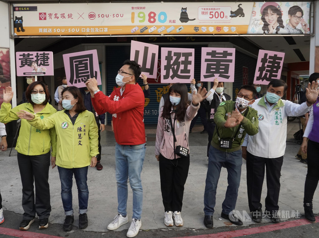 罷免無黨籍高雄市議員黃捷倒數計時，民進黨鳳山區立委許智傑（右2）、民進黨高雄市議會黨團議員等，5日齊聚鳳山五甲地區陪同黃捷（左4）宣傳反罷免投票，呼籲鳳山民眾投下「不同意」罷免票。中央社記者董俊志攝 110年2月5日