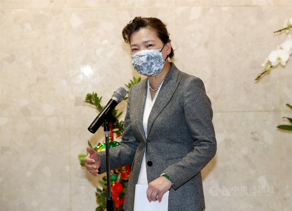 台美半導體供應鏈合作前景座談會5日在經濟部舉行視訊會議,經濟部長王美花(圖)受訪轉述會中內容表示,這次座談會主要是雙方業者交流並聽取意見,會議上最常被提到的字為interdependence(相互依賴)這個字。中央社記者張皓安攝 110年2月5日