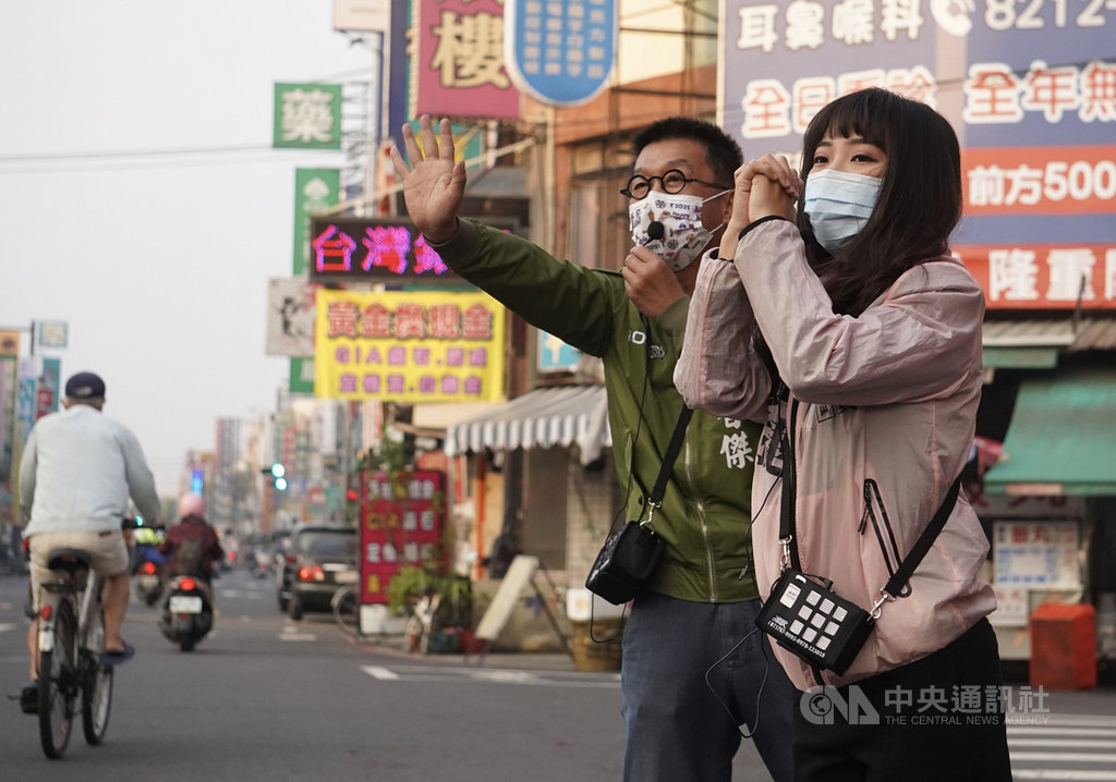 罷免無黨籍高雄市議員黃捷投票6日將舉行，民進黨立委許智傑（前左）5日陪同黃捷（前右）在鳳山五甲地區宣傳反罷，向過往的人車請託投「不同意」罷免票。中央社記者董俊志攝 110年2月5日