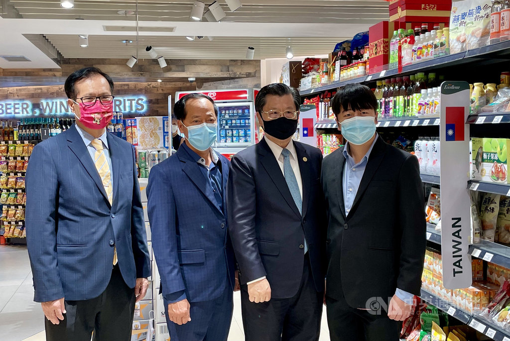 新加坡一家超市業者進口台灣農產食品,並在店內設有台灣食品專區。駐新加坡代表梁國新(右2)等人5日在業者代表陳錦榮(左2)陪同下參觀超市。中央社記者侯姿瑩新加坡攝 110年2月5日
