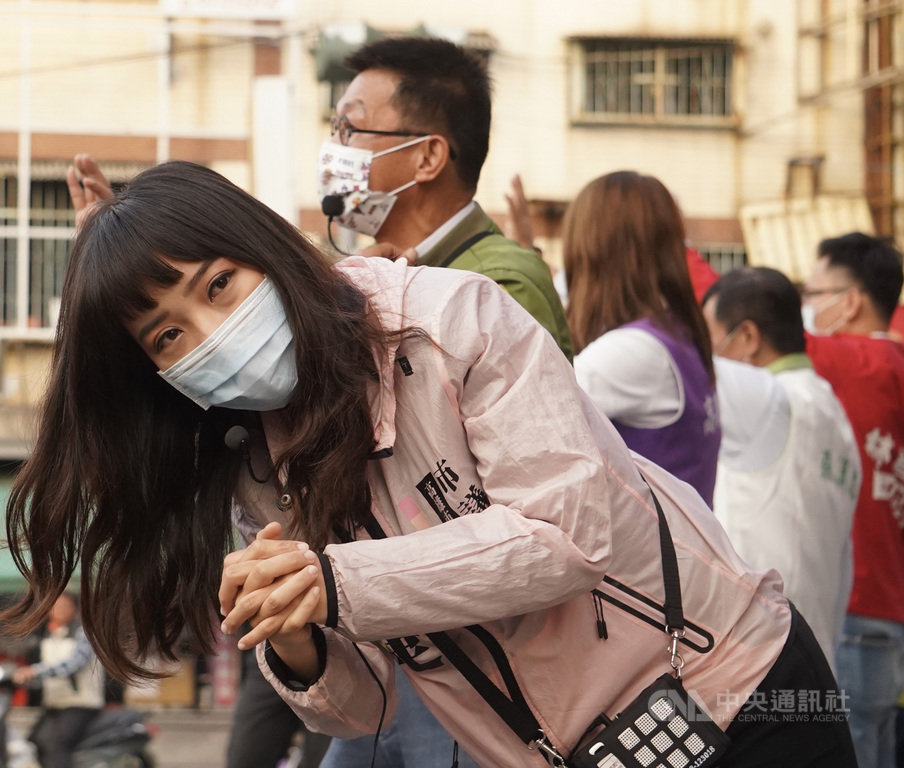 罷免無黨籍高雄市議員黃捷倒數計時，民進黨立委許智傑、市議會民進黨團議員們5日陪同黃捷在鳳山五甲宣傳反罷，黃捷（前）彎著腰、拱手向鳳山民眾請託，呼籲投下「不同意」罷免票。中央社記者董俊志攝 110年2月5日