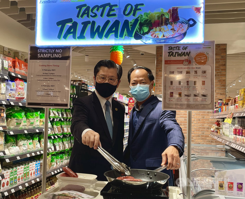 駐新加坡代表梁國新(左)5日出席一場冷凍台灣豬肉及漁產品拓銷會,與星國超市業者代表陳錦榮合影。中央社記者侯姿瑩新加坡攝 110年2月5日