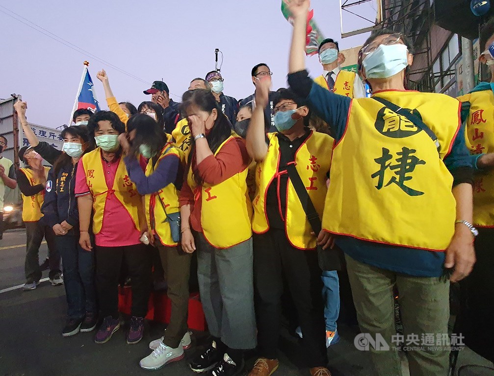 無黨籍高雄市議員黃捷罷免案投票未獲通過,罷捷總部多名志工6日下午向支持者表達感謝,並表明「我們失敗了但我們沒有輸」,其中還有人情緒難掩激動落淚。中央社記者洪學廣攝 110年2月6日