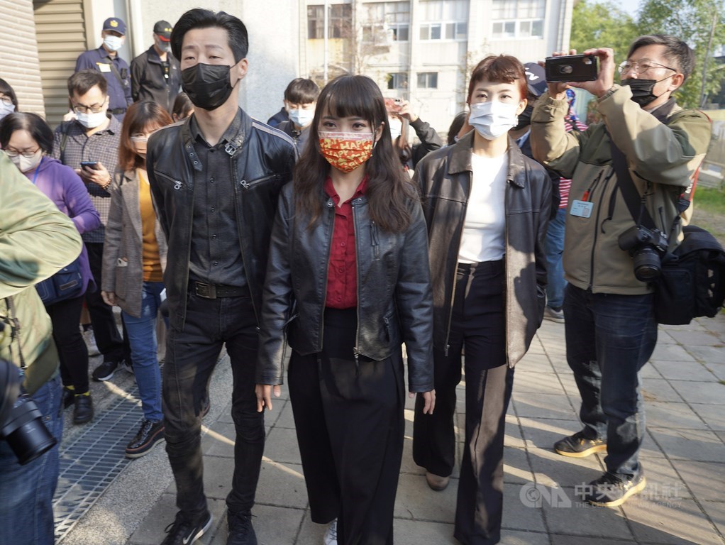 無黨籍高雄市議員黃捷罷免投票6日舉行,黃捷(中)上午在立委林昶佐(左)、妹妹黃蓉(右)陪同下,前往鳳山高中投票所完成投票。中央社記者董俊志攝 110年2月6日