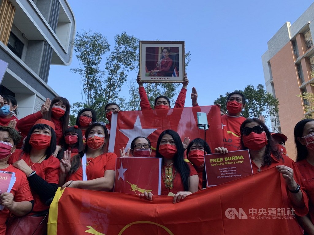 在台緬甸僑胞6日以遊行方式跨海聲援「#緬甸公民不服從運動」,穿著紅衣高舉標語、國旗,從被稱為「緬甸街」的新北市中和區華新街出發,沿途以緬甸語高喊「捍衛緬甸民主」、「釋放翁山蘇姬」等口號。中央社記者沈佩瑤攝 110年2月6日
