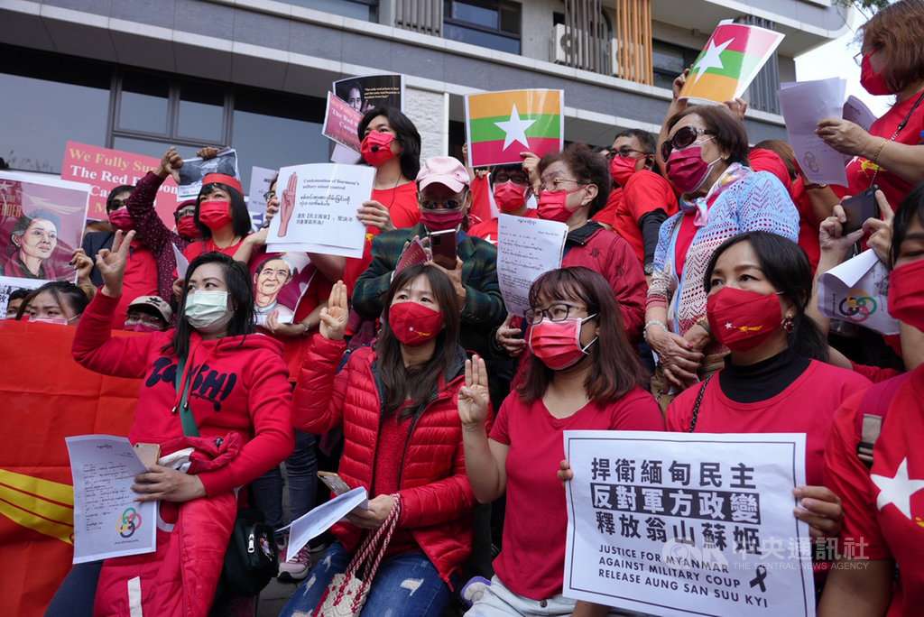 在台緬甸僑胞6日在新北市發起遊行,跨海聲援遭軍方軟禁的緬甸國務資政翁山蘇姬,用行動表達對家鄉的關切。中央社記者沈佩瑤攝 110年2月6日