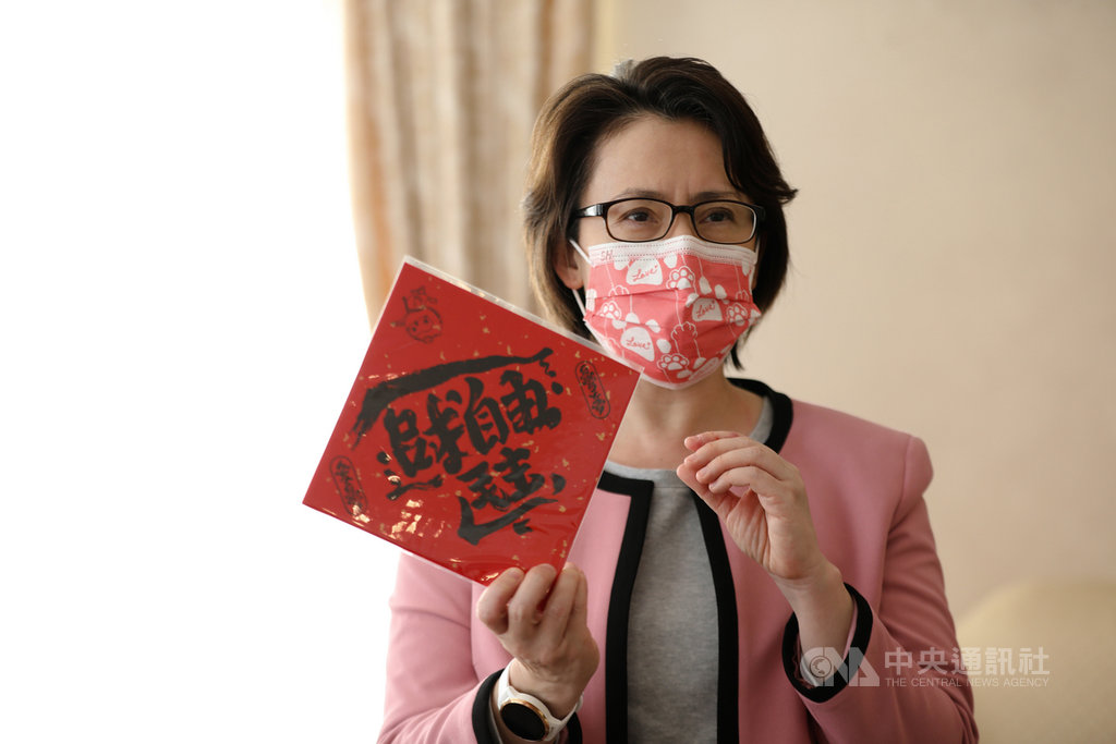 農曆新年將至,駐美代表蕭美琴5日秀出她拿來做外交的創意春聯,上面「招財進寶」文字轉180度就變成「追求自由民主」,廣受美國友人好評。中央社徐薇婷華盛頓攝 110年2月6日