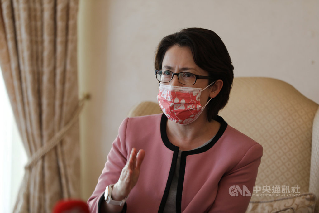 駐美代表蕭美琴5日與台媒茶敘時表示,美國貿易談判代表提名人戴琪過去與駐美代表處國會組、經濟組都曾有過正面互動。在拜登政府全面重新檢視戰略政策下,她對台美貿易暨投資架構協定(TIFA)會談的恢復感到樂觀。中央社徐薇婷華盛頓攝 110年2月6日