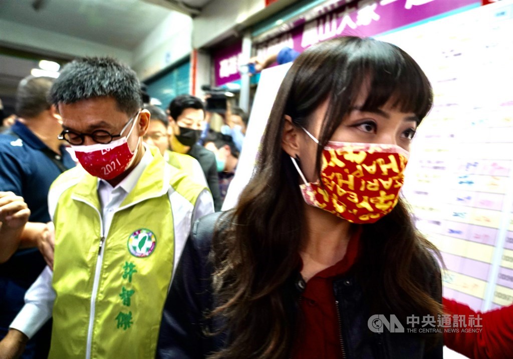 無黨籍高雄市議員黃捷(右)6日傍晚在確定反罷免成功後,於民進黨立委許智傑(左)的服務處發表致詞,除感謝民眾支持,也允諾未來兩年會繼續為鳳山努力。中央社記者董俊志攝 110年2月6日
