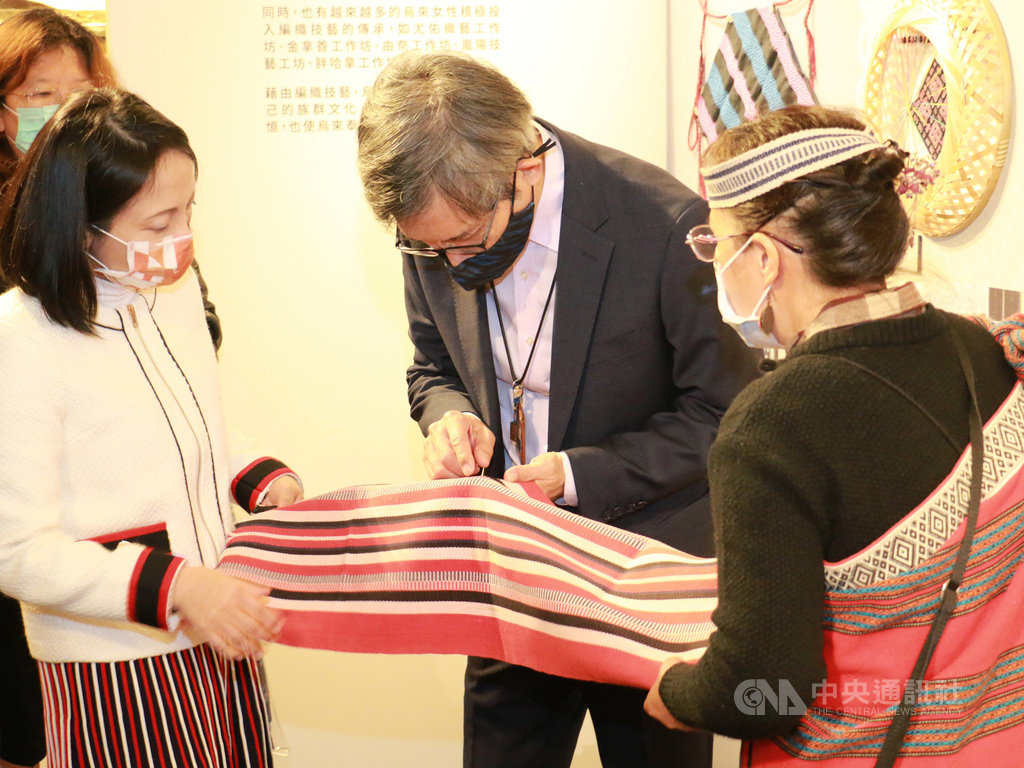 「經緯之間.織織不倦-烏來泰雅織女與織物的對話」特展8日起在烏來泰雅民族博物館登場,國立歷史博物館長廖新田(中)、新北市府原住民族行政局長羅美菁(左)前往觀展,欣賞泰雅婦女編織的作品。(新北市政府提供)中央社記者黃旭昇新北傳真 110年2月8日