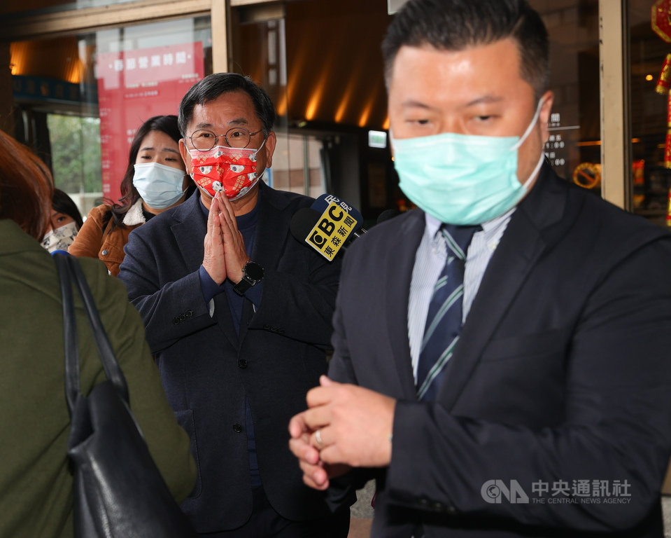 民進黨立委林淑芬等3人日前在立法院萊豬表決跑票,遭移送中評會處理;民進黨立委陳明文(前左)、新北市議員張志豪(前右)等人8日出席中評會。中央社記者謝佳璋攝 110年2月8日
