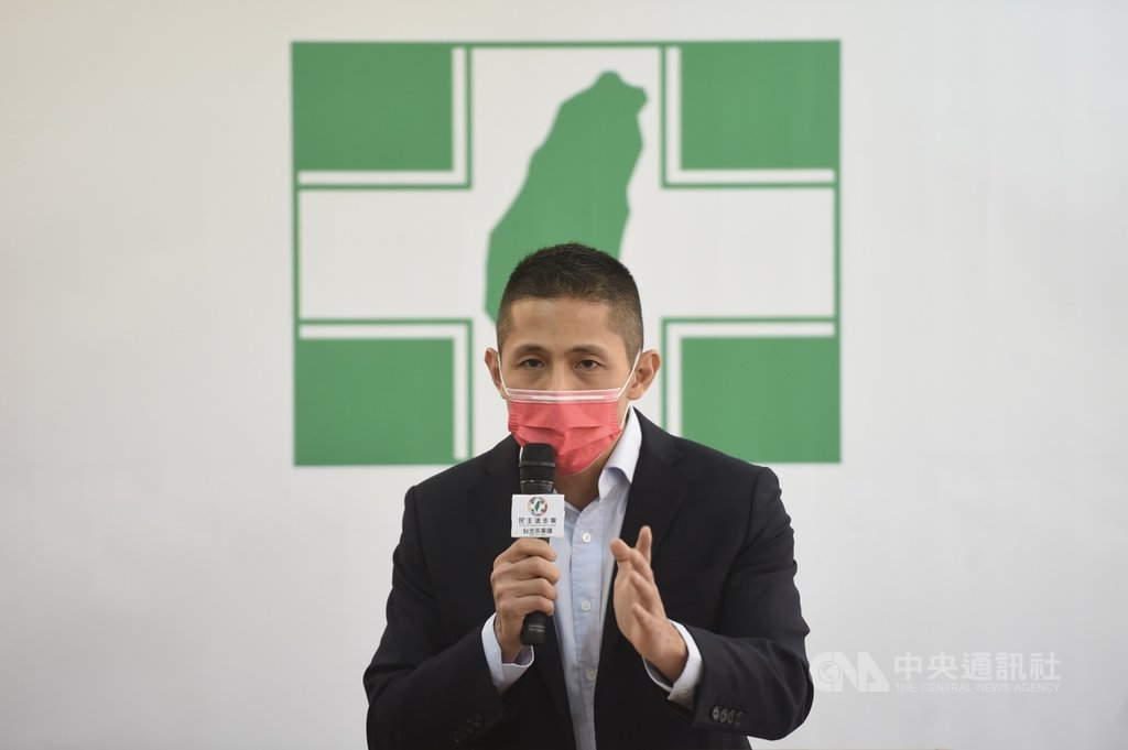 民進黨台北市黨部9日舉行第18屆主任委員交接暨就職典禮,新任主委吳怡農(圖)致詞。(台北市攝影記者聯誼會提供)中央社 110年2月9日