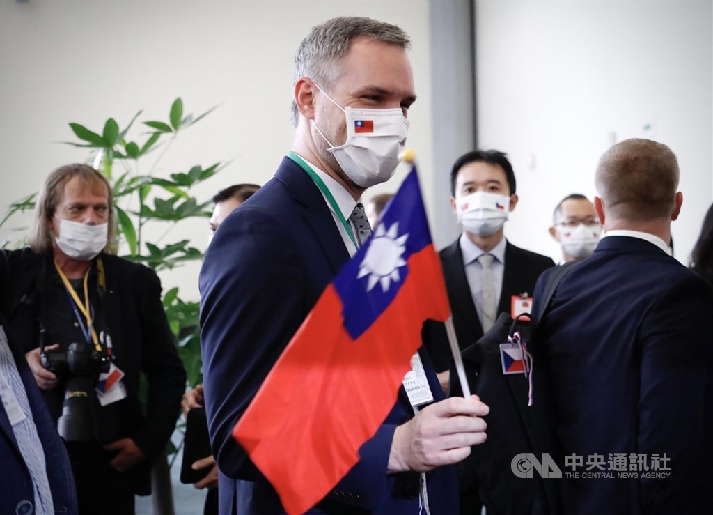 友台立場鮮明的布拉格市長賀瑞普(前)說,北京曾揚言報復參議院議長維特齊等捷克親台人士,但事實證明,中方的制裁能耐被高估。(中央社檔案照片)