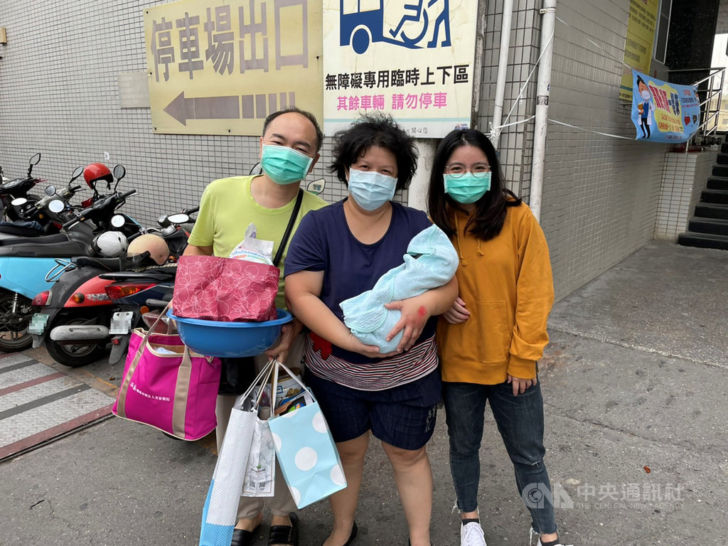 屏東家扶社工督導黃淑玲11日表示,2天內接案7名孩子要安置,年齡層從0歲到7歲,出動整個寄養組5名社工與屏東縣府兒保社工合作,兵分多路,終於在過年前將7名孩子都平安送到寄養家庭。(屏東家扶提供)中央社記者郭芷瑄傳真  110年2月11日