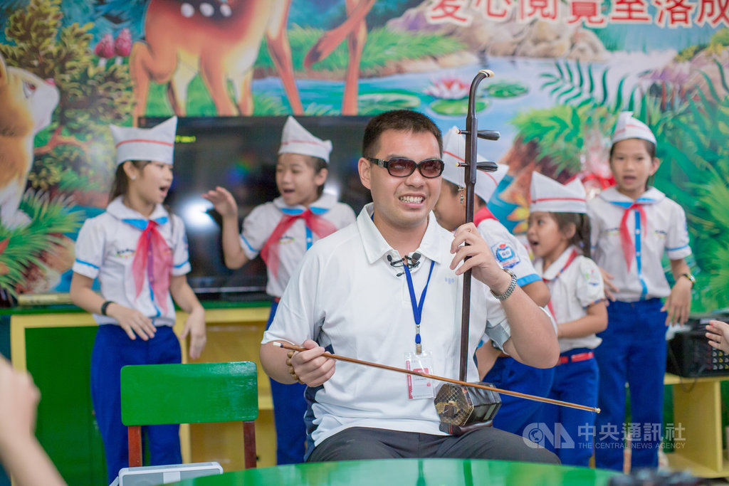 街頭藝人許清閔自幼全盲,他多年來幫助10多位越南兒童完成學業,也曾親自到越南探望這些孩童。(至善基金會提供)中央社記者余祥傳真 110年2月11日