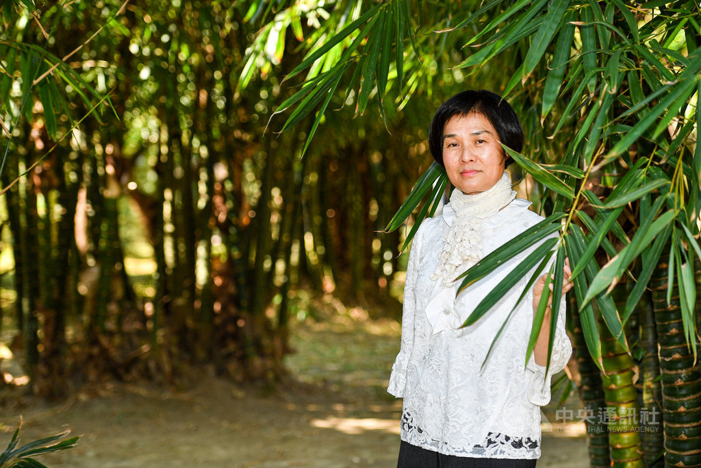 非美術科班出身的畫家黃湘玲,今年推出首本繪本「植物情人」,這也是台灣第1本水彩古典植物畫的書籍。她說,自己曾很厭世、認為生命很無聊,但開始畫畫後有了目標,就覺得生命有光相當珍貴。中央社記者鄭清元攝 110年2月11日