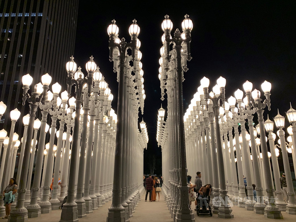 洛杉磯郡立美術館(LACMA)戶外廣場上,裝置藝術「城市之光」(Urban Light)在社群網路具有高人氣,是拍照打卡熱點。中央社記者林宏翰洛杉磯攝 110年2月12日