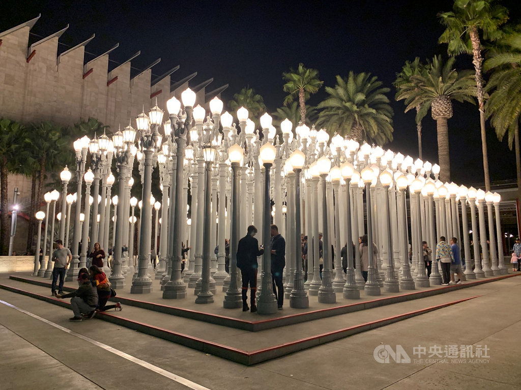 洛杉磯郡立美術館(LACMA)戶外廣場上,裝置藝術「城市之光」(Urban Light)由200多支近百年歷史的路燈燈柱組成,吸引遊客打卡拍照。中央社記者林宏翰洛杉磯攝 110年2月12日