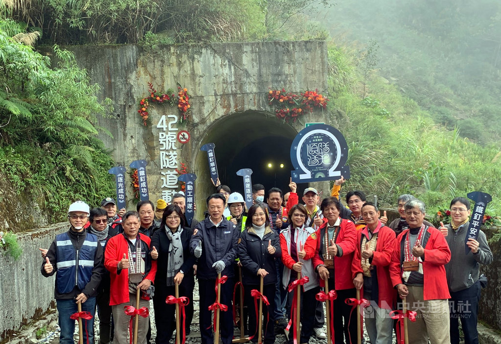 阿里山林業鐵路42號隧道日前舉行動工典禮,啟動全線通車最後一哩路,為迎向下一個百年做準備。(阿里山林業鐵路及文化資產管理處提供)中央社記者黃國芳傳真 110年2月12日