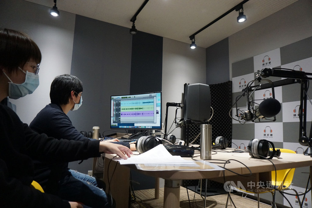 鏡好聽平台打造專業錄音室、聘請錄音團隊、訓練聲音主播,盼與出版社合作,讓有聲書的內容更加豐富。中央社記者陳秉弘攝 110年2月12日
