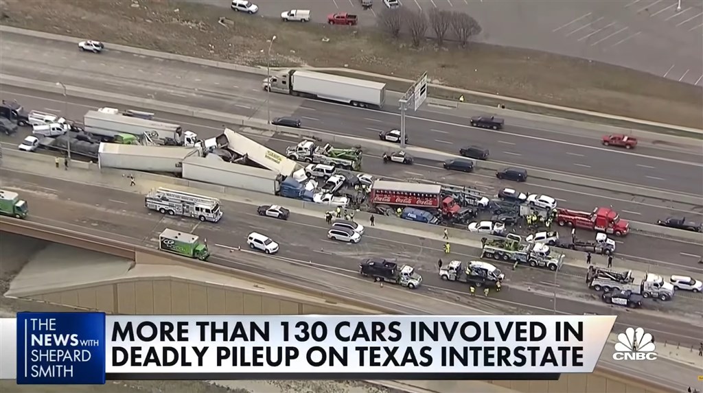 德州高速公路結冰導致133輛汽車連環車禍,已造成6人死亡、數十人送醫。(圖取自CNBC Television YouTube網頁youtube.com)