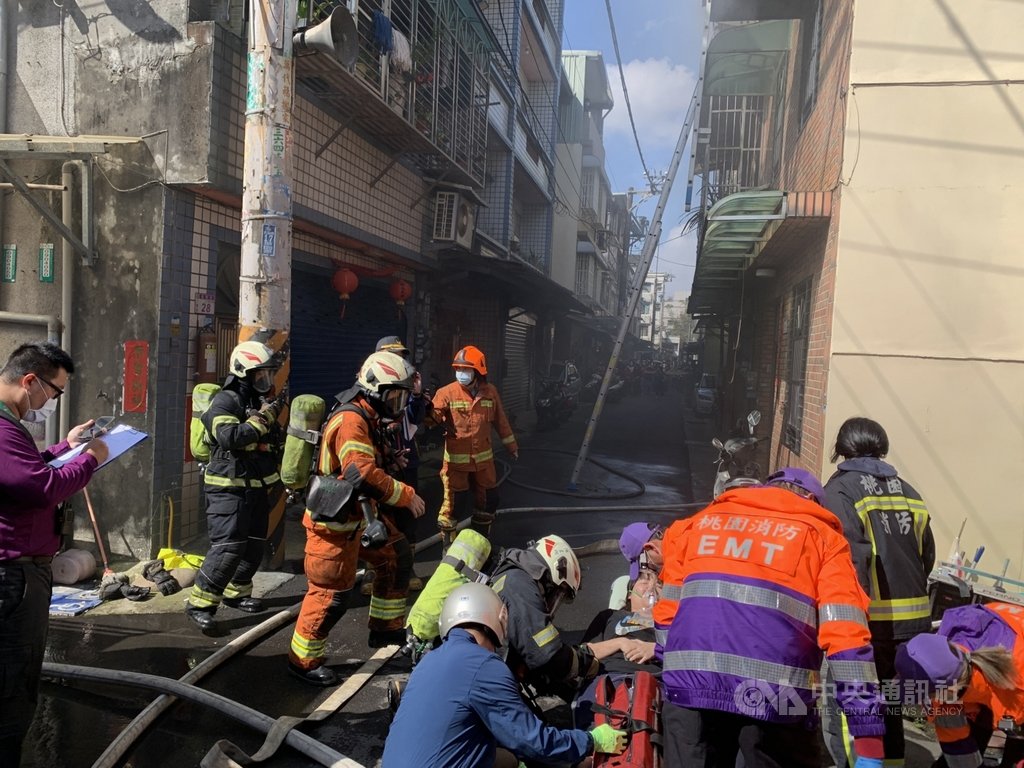 桃園市八德區一處民宅15日發生火警,消防局表示,現場為一處地上3層樓的鋼筋混凝土建築,2樓冒出大量濃煙,屋主一家五口先後逃生獲救,但二女兒被救出時一度失去生命跡象,緊急送醫後恢復呼吸心跳但仍昏迷中。(桃園市政府消防提供)中央社記者吳睿騏新北傳真 110年2月15日