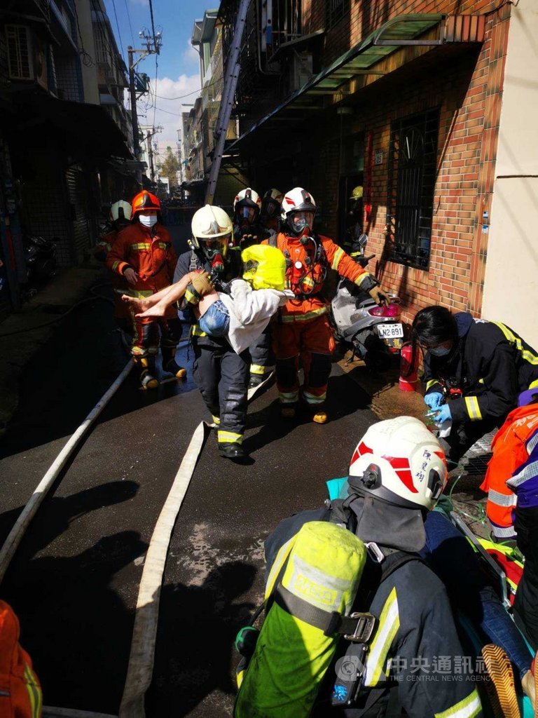 桃園市八德區一處民宅15日發生火警,屋主一家五口先後逃生獲救,但二女兒被救出時一度沒有呼吸心跳,緊急送醫後已恢復生命徵象,但意識昏迷,至於財物損失及起火原因仍待調查。(桃園市政府消防提供)中央社記者吳睿騏新北傳真 110年2月15日