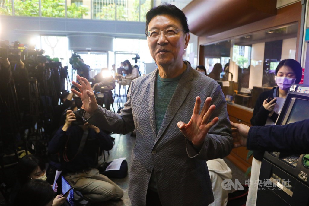 國民黨17日表示,將增聘中廣公司董事長趙少康(前)、孫文學校總校長張亞中等6人為中評委。(中央社檔案照片)