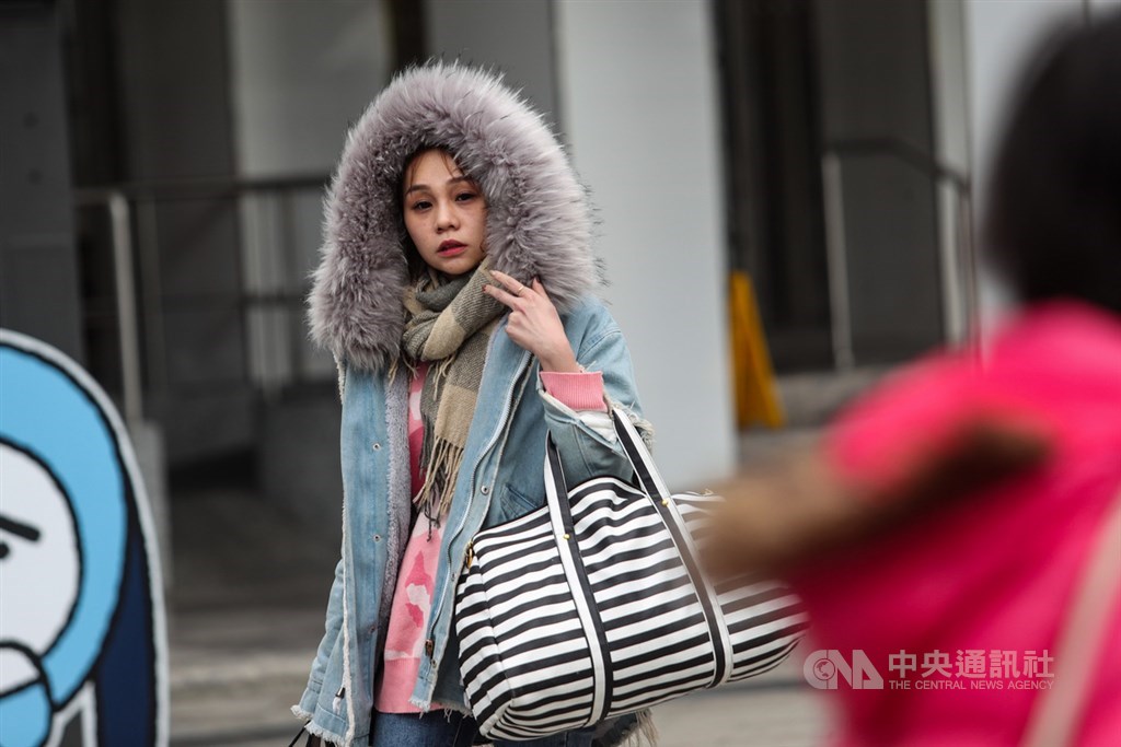 中央氣象局表示,強烈大陸冷氣團南下,最冷的時間點是18日晚間至19日清晨。(中央社檔案照片)