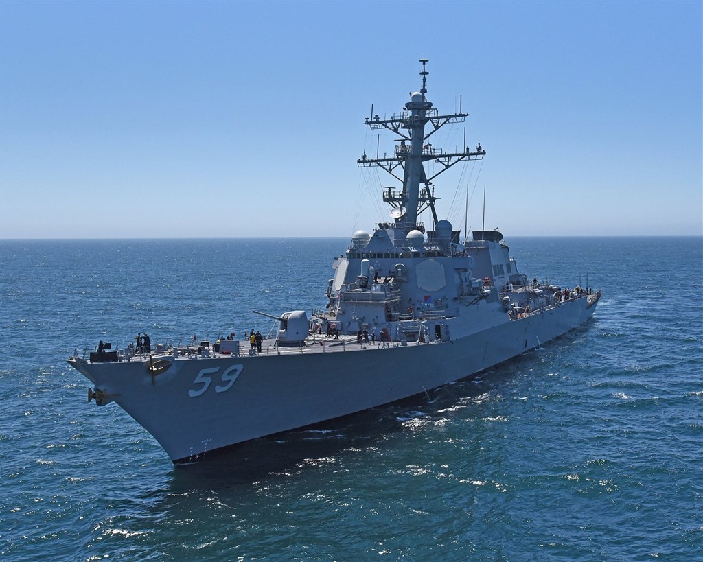 美軍驅逐艦「羅素號」17日航行通過中國聲稱擁有主權的南沙群島附近海域,這是近幾週來美軍第2度執行類似的巡航任務。(圖取自facebook.com/ussrussell)