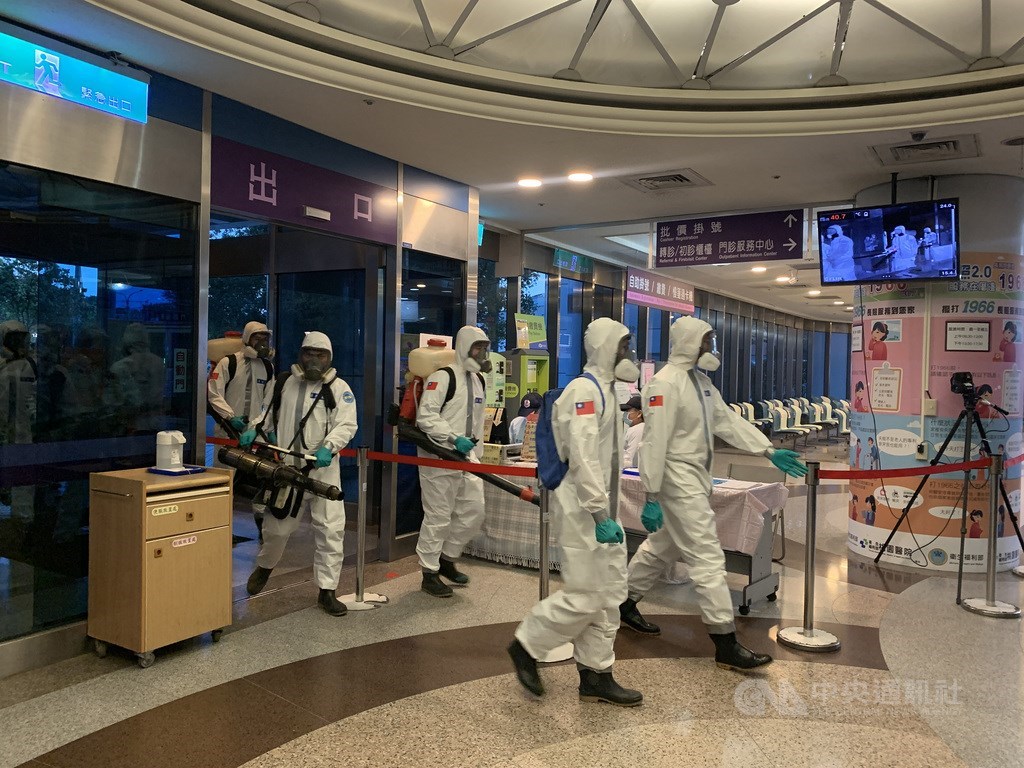 衛福部桃園醫院群聚案告一段落,19日將恢復正常營運。為貫徹防疫,18日傍晚陸軍33化學兵群再次前往桃園醫院進行環境消毒,為重新啟動做好準備。中央社記者葉臻攝 110年2月18日