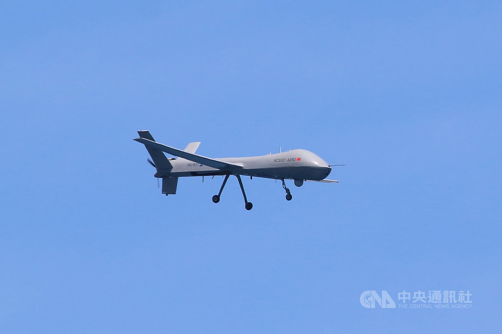 一架中科院研發的「騰雲」無人機18日晚間因控制系統異常迫降台東森林公園草地,機體毀損。根據中科院資料,騰雲機具備多機操控、聯網導控與即時影像傳輸等功能,可在日、夜間執行情蒐、監視、偵查、環境研究,近半年有3架在志航基地密集測評。(讀者提供)中央社記者李先鳳傳真 110年2月18日