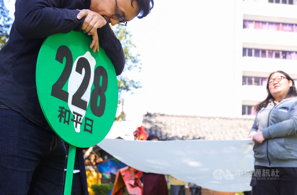 「228.0紀念行動–拆除威權.起造新國家」記者會18 日在台北舉行,多個民團21日將再次邀請人民上街遊行,共同反思二二八對台灣社會的影響。中央社記者謝佳璋攝 110年2月18日
