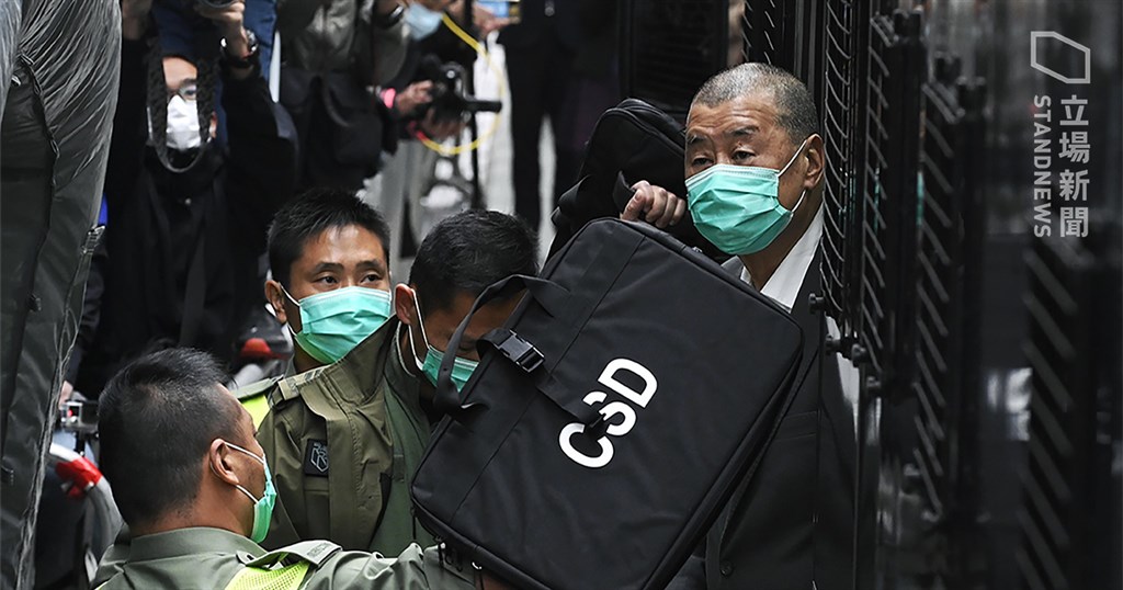 香港壹傳媒集團創辦人黎智英（右）先前因涉嫌詐欺及違反港區維護國安法被警方逮捕，之後被起訴，期間一直被扣押。（圖取自立場新聞）