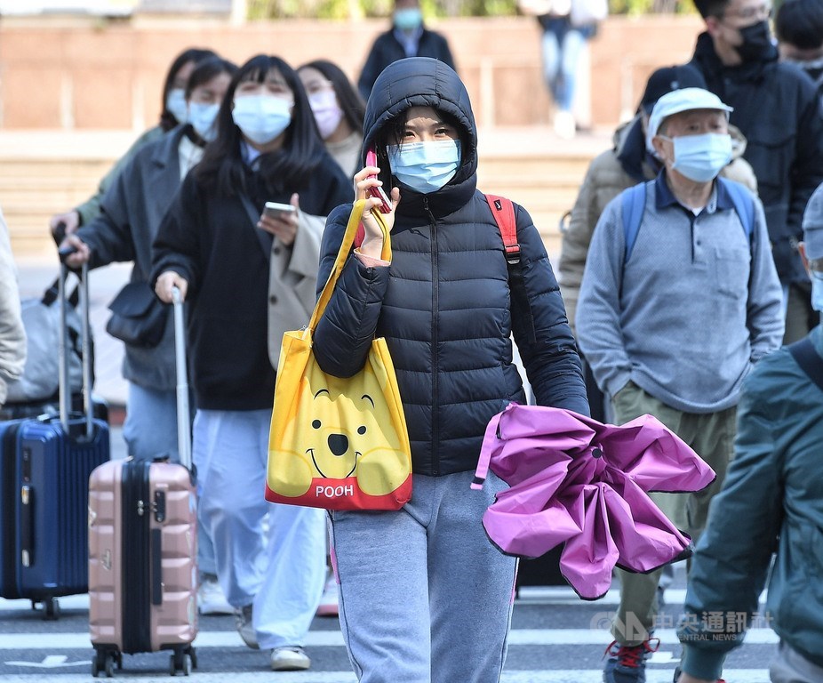 因強烈大陸冷氣團及輻射冷卻影響,18日晚間至19日清晨最冷,台南以北及宜蘭、花蓮低溫探攝氏9度。中央社記者鄭清元攝 110年2月18日