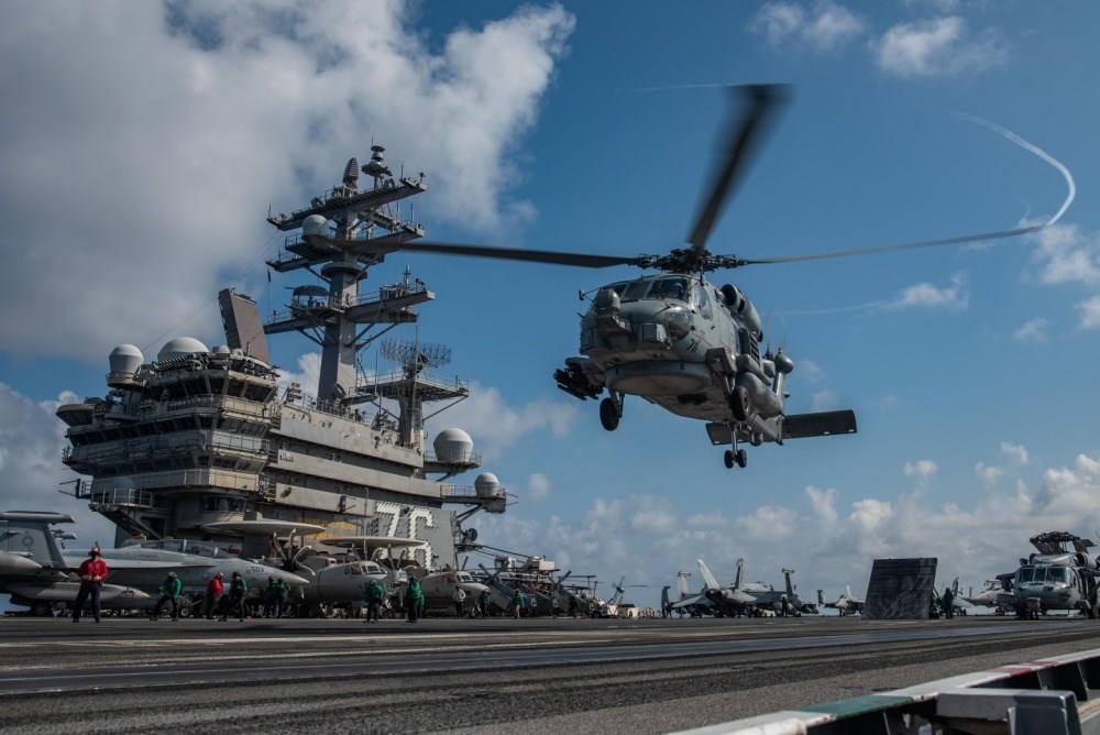 美國聯邦參議員史考特與眾議員瑞森紹爾18日分別在參眾兩院重新提出「防止台灣遭侵略法案」,法案授權美國總統在必要時有限度動用武力防衛台灣。圖為美軍航空母艦雷根號打擊群演習。(圖取自facebook.com/7thfleet)