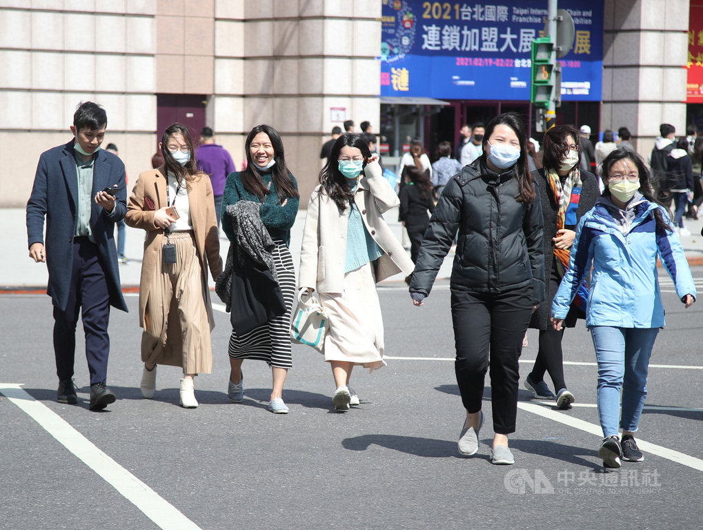中央氣象局表示,19日白天開始冷氣團減弱,氣溫漸回升,北部及東半部高溫可到攝氏20度上下,中南部約23 、24度,各地日夜溫差大。中央社記者張新偉攝 110年2月19日
