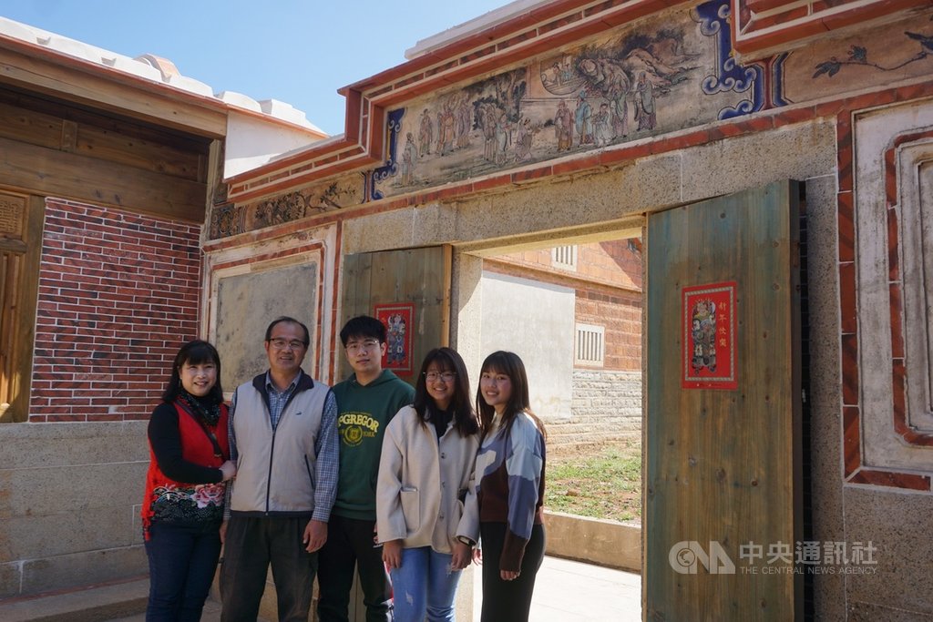 金門縣定古蹟許丕簡古厝2020年完成修復,許家後人與親友在農曆春節期間齊聚參觀,古厝管理人許明顯(左2)感謝修復團隊「整舊如舊」,保存古蹟價值。中央社記者黃慧敏攝 110年2月19日