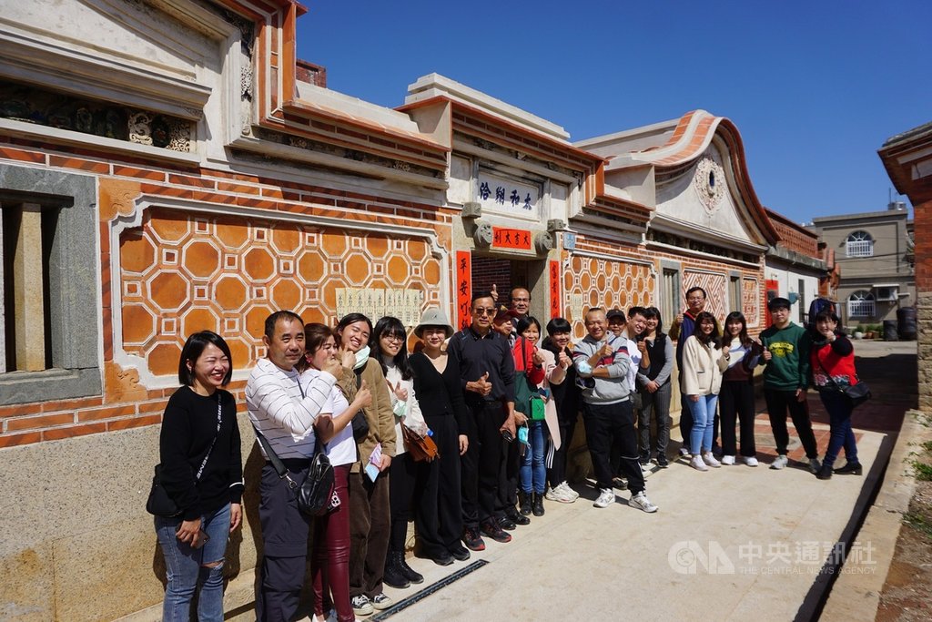 金門縣定古蹟許丕簡古厝2020年完成修復,許家後人和親友在農曆春節期間齊聚參觀「整舊如舊」後的古厝,肯定修復團隊保存古厝原貌,展現文化新價值。中央社記者黃慧敏攝 110年2月19日
