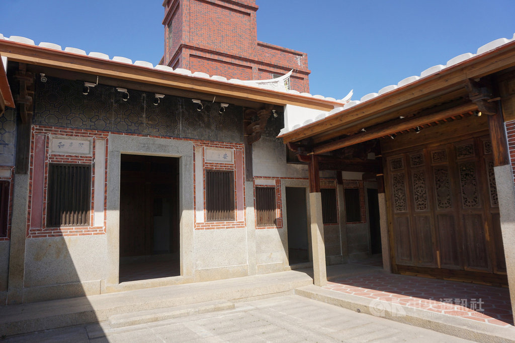 位於金門縣金寧鄉后沙村的「許丕簡古厝」,西元1867年完工,在金門移民史上具重要指標價值,2010年被指定為縣定古蹟,去年完成修復工程;金門縣文化局說明,許丕簡古厝最有價值部分,就在正面牆體十字磚砌牆和東、西廳兩組木雕門。中央社記者黃慧敏攝 110年2月19日