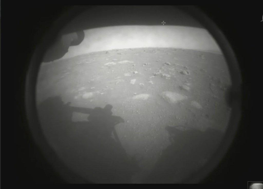 美國國家航空暨太空總署火星探測車「毅力號」在發射升空7個月後,18日成功以自動駕駛登陸火星。圖為從毅力號看火星表面。(圖取自twitter.com/NASAPersevere)