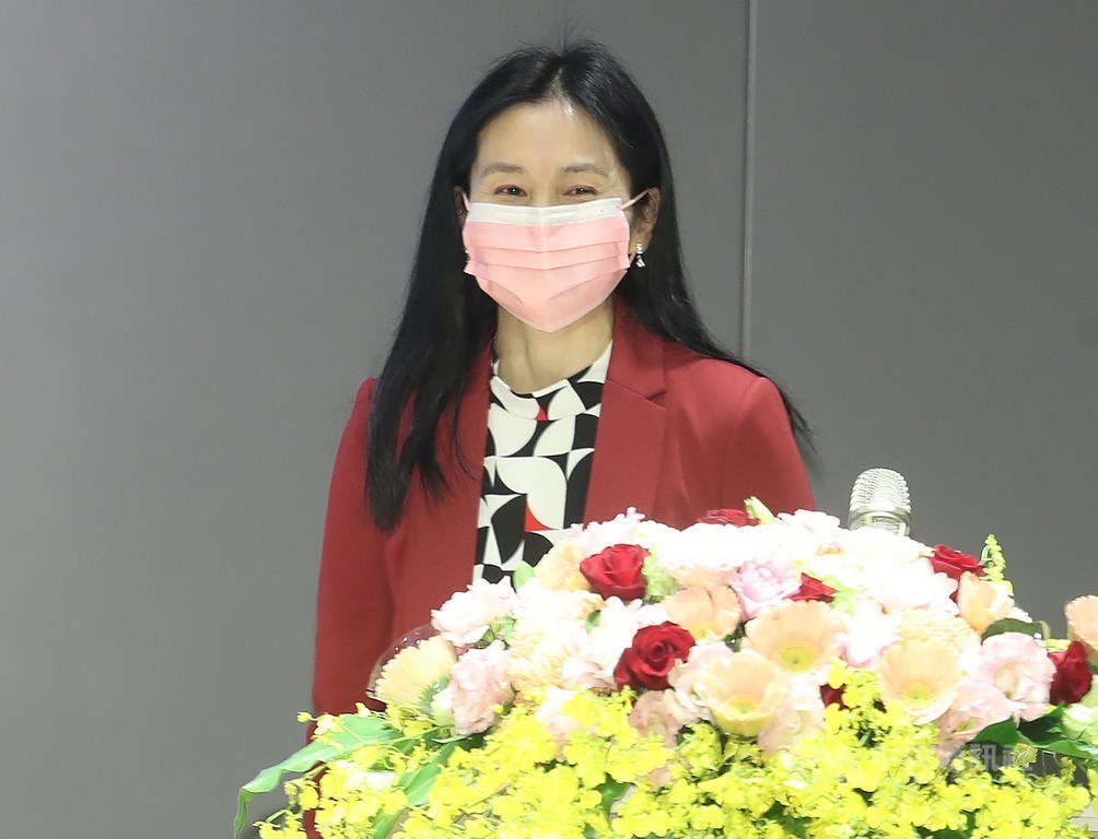 台灣最快下週將透過COVAX取得的首批20萬劑AZ疫苗,食藥署長吳秀梅(圖)20日證實,該疫苗今早已通過緊急使用授權(EUA),若一切資料完備,抵台後最快7天可接種。中央社記者張新偉攝 110年2月20日