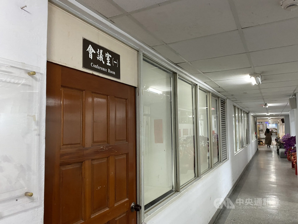 雲林縣淵明國中至今仍有嚴格服儀規範惹議,教育部組專案小組20日到雲林縣府進行調查了解,雲林縣政府教育處長邱孝文、淵明國中校長丁清峯等人皆參與會議。中央社記者姜宜菁攝 110年2月20日
