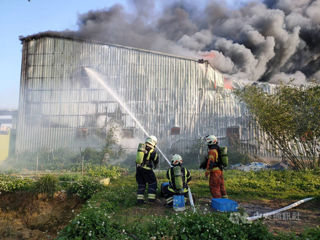 桃園市蘆竹區一處鐵皮工廠19日發生火警,火勢燃燒約3小時後撲滅,桃園市環保局20日表示,大火已明顯造成空氣污染,依違反空污法告發,可處新台幣10萬元以上、500萬元以下罰款。(消防局提供)中央社記者葉臻傳真 110年2月20日
