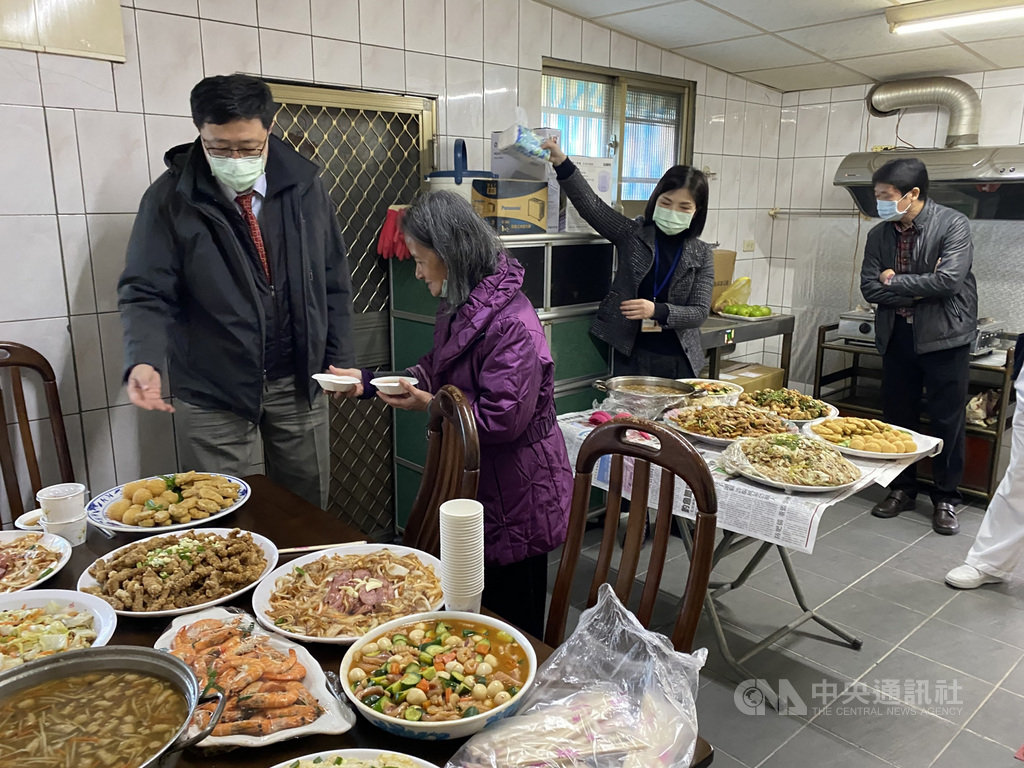 衛福部玉里醫院申請中央公益彩券精神病友多元社區生活方案發展計畫,在鎮內設立首間團體家屋,盼幫助精神病友重返社會、回歸自立生活,目前已有3名病友入住。圖為玉里醫院院長王作仁(左)參與入厝活動,關心病友居住情形。(衛福部玉里醫院提供)中央社記者張祈傳真 110年2月20日