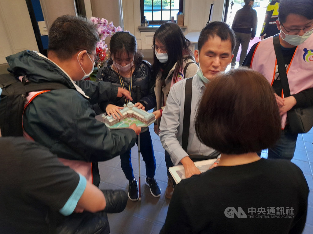 視障青年團體參訪監察院,導覽志工熱心解說並提供模型觸摸感受古蹟。(國家人權委員會提供)中央社記者林育瑄傳真 110年2月20日