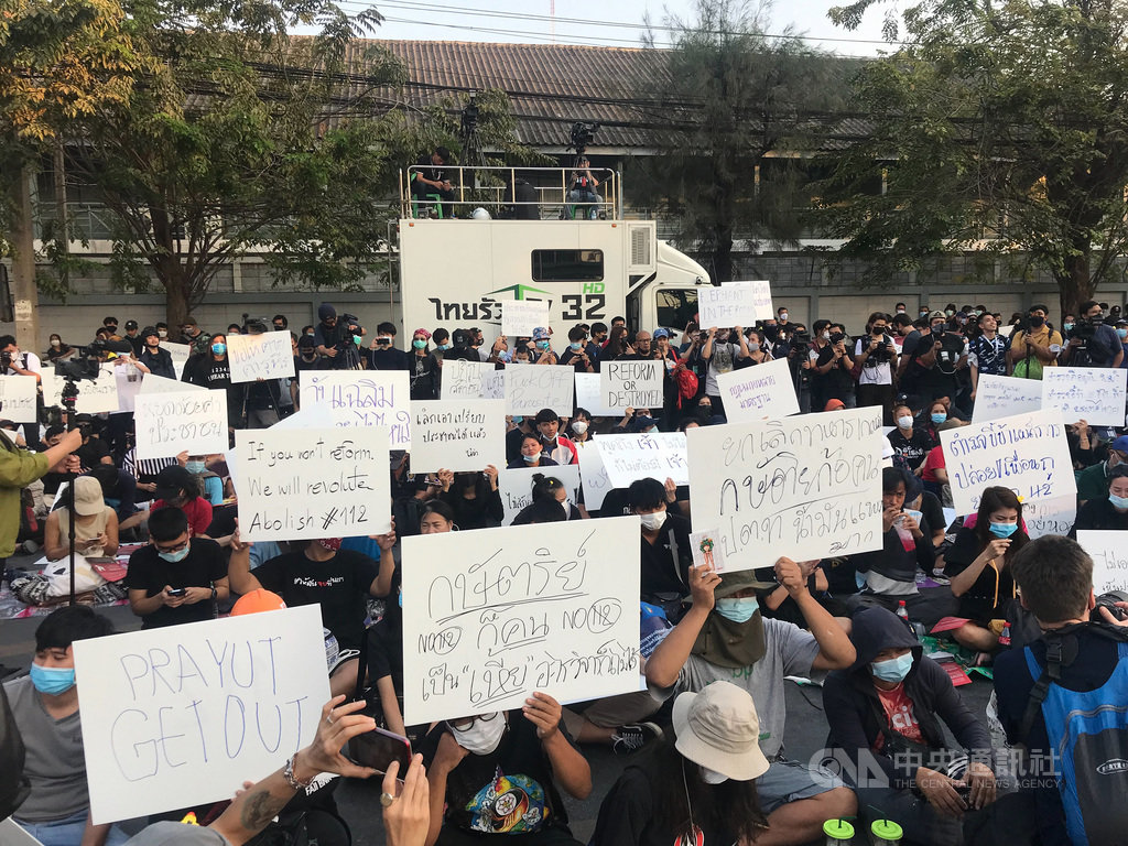 泰國國會20日否決對總理帕拉育在內10位內閣官員的不信任案,民眾傍晚集結在國會外高呼要帕拉育下台。中央社記者呂欣憓曼谷攝 110年2月20日