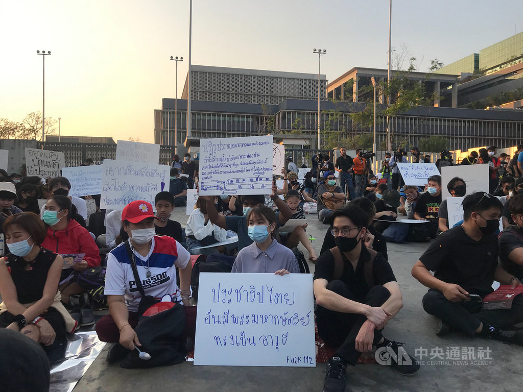 泰國國會20日否決對總理帕拉育在內10位內閣官員的不信任案,民眾傍晚集結在國會外高舉各式標語表達對政府的不滿。中央社記者呂欣憓曼谷攝 110年2月20日