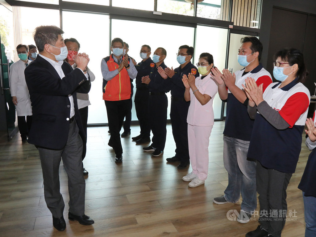 衛福部長陳時中(前左)20日南下慰勞在嘉義縣檢疫所執勤的衛福部嘉義醫院、朴子醫院醫護及嘉義縣衛生局人員,並代表總統蔡英文關心執勤人員,向他們拱手致意,感謝他們辛苦付出。(嘉義縣政府提供)中央社記者蔡智明傳真 110年2月20日