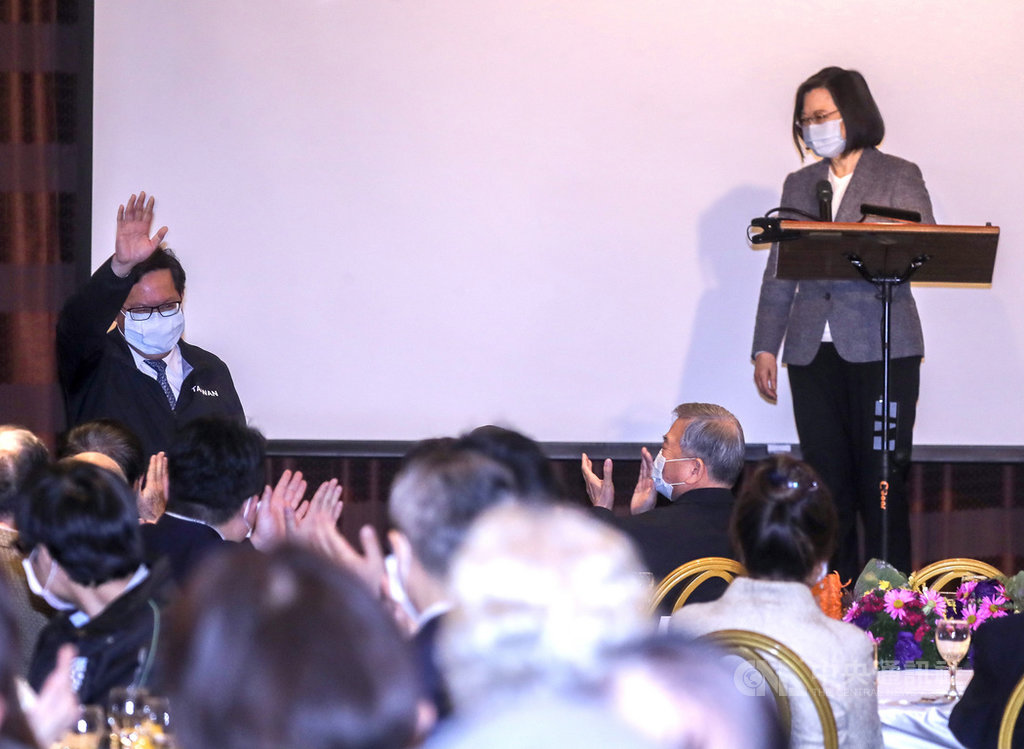 台灣之友會20日在台北舉行2021春節聯歡晚宴,總統蔡英文(右)應邀出席,致詞時肯定桃園市長鄭文燦(後左)在衛福部桃園醫院群聚案中處理穩健。中央社記者裴禛攝 110年2月20日